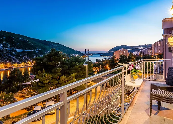 Appartement Three-bedroom With Sea View 08 *