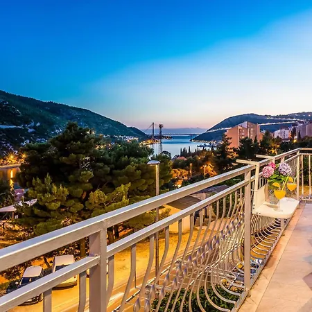 아파트 Three-bedroom With Sea View 08 *