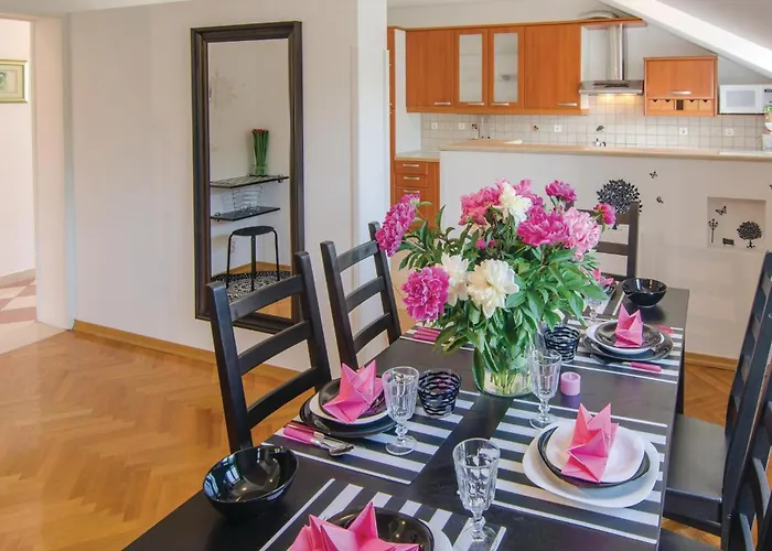 Three-bedroom With Sea View 08 דירה