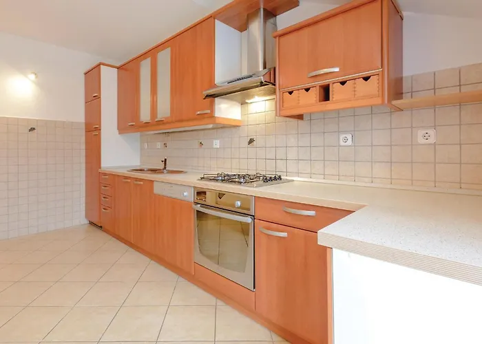 Three-bedroom With Sea View 08 דירה *