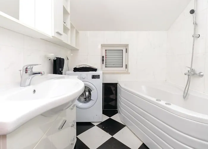 דירה Three-bedroom With Sea View 08 *