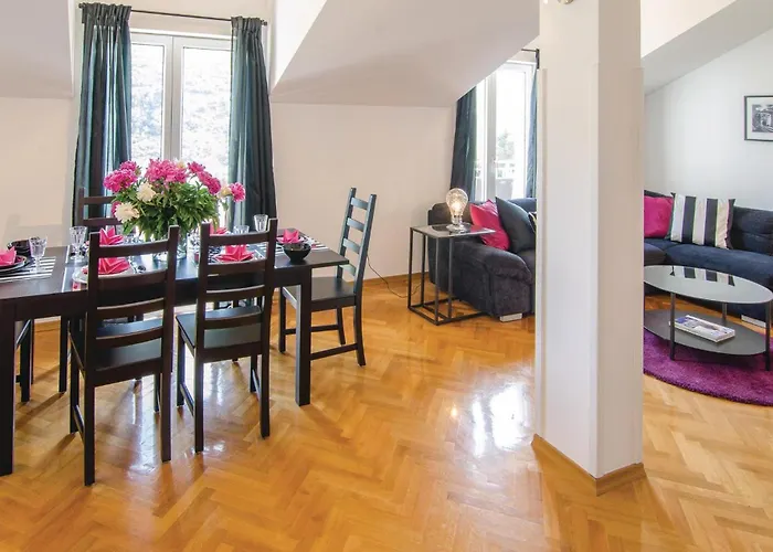 Three-bedroom With Sea View 08 דירה *