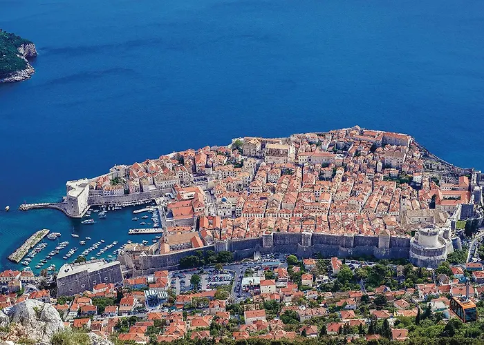 Three-bedroom With Sea View 08 *